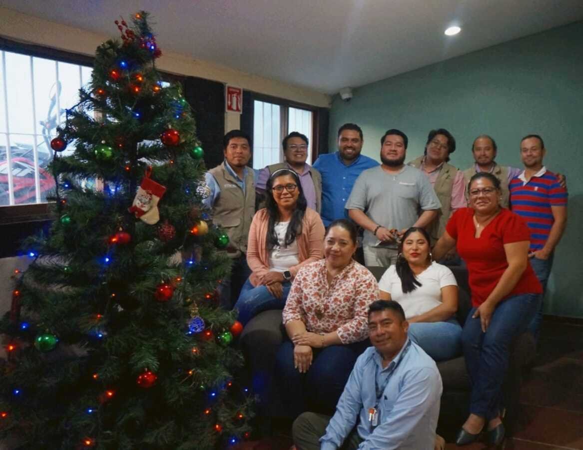Grupo en escaleras institucionales